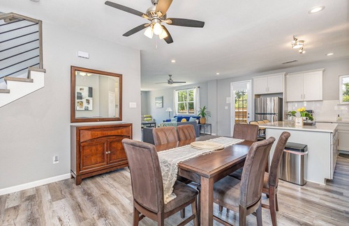 Central Arlington Casa | Spacious 5-bedroom townhome with AC and WiFi in wonderful Arlington