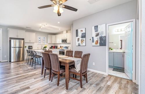 Central Arlington Casa | Spacious 5-bedroom townhome with AC and WiFi in wonderful Arlington