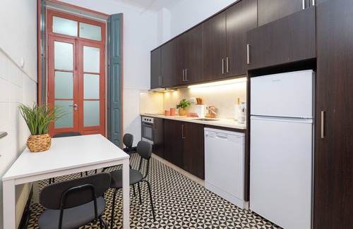 Cedofeita Casa | Spacious 5-bedroom townhome in lovely Porto with AC