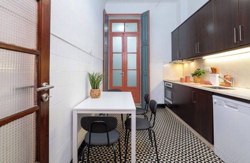 Cedofeita Casa | Spacious 5-bedroom townhome in lovely Porto with AC