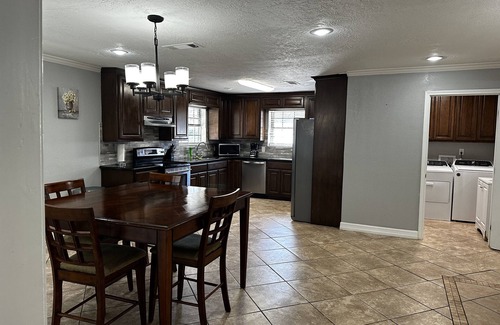 Bridge City Casa | Spacious 5 bedroom home in Bridge City
