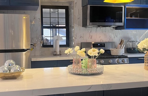 Des Plaines Casa | Spacious 5-bedroom house in nice Des Plaines with AC, WiFi