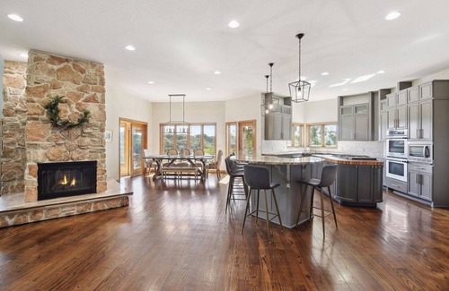 Eden Prairie Casa | Spacious 5-bedroom house with fitness room and AC in beautiful Eden Prairie