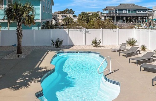 Holden Beach Casa | Spacious 5 bedroom 5 bath House with pool and direct access to the beach.