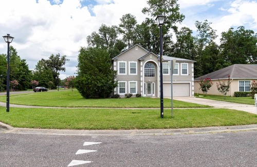 Northside Casa | Spacious 5-bedroom house in brilliant Jacksonville Florida / Parking