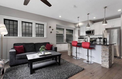 Kansas City Apartamento | Spacious 5 Bedroom Duplex In Kansas City! 65/66