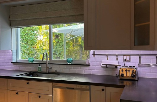Key Biscayne Casa | Spacious 5-bedroom house with beautiful backyard with pool in Key Biscayne