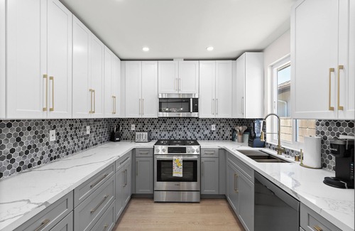North Hills Casa | Spacious 5-bedroom Newly Remolded Home with Stylish Designs