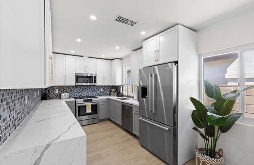 North Hills Casa | Spacious 5-bedroom Newly Remolded Home with Stylish Designs