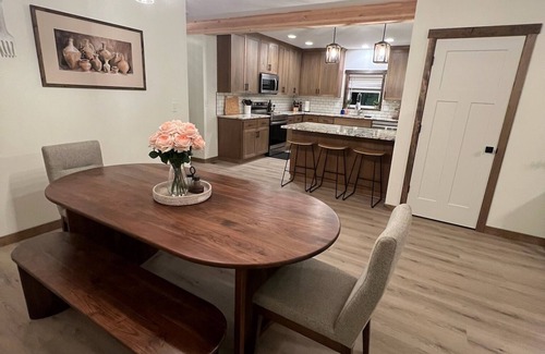 McMinnville Casa | Spacious 5 Bedroom Wine Country Retreat & Hot tub