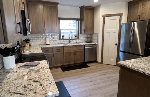 McMinnville Casa | Spacious 5 Bedroom Wine Country Retreat & Hot tub