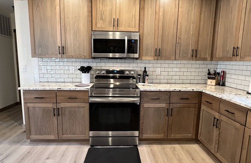McMinnville Casa | Spacious 5 Bedroom Wine Country Retreat & Hot tub