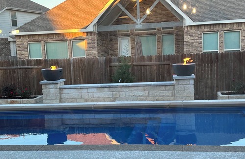 Pflugerville Otro | Spacious 5-bedroom farmhouse in peaceful Pflugerville with AC, WiFi