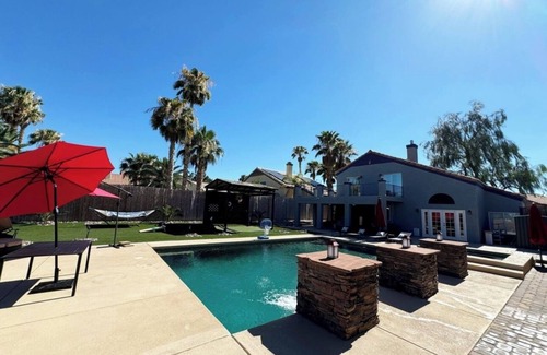 Paradise Casa | Spacious 5-bedroom villa with 8 beds and Large Pool/Spa in brilliant Las Vegas