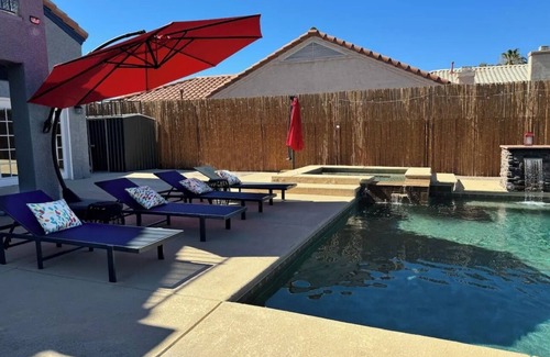 Paradise Casa | Spacious 5-bedroom villa with 8 beds and Large Pool/Spa in brilliant Las Vegas