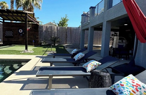 Paradise Casa | Spacious 5-bedroom villa with 8 beds and Large Pool/Spa in brilliant Las Vegas