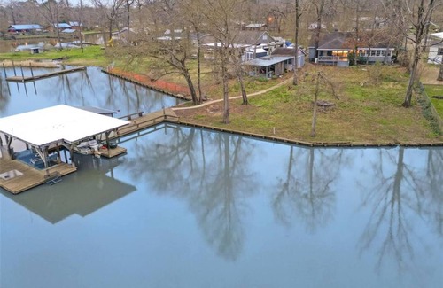 Oakhurst Casa | Spacious 5-bedroom waterfront house in charming Huntsville