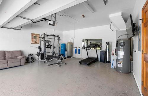 St. Cloud Casa | Spacious 5-Bedrooms Contemporary Ranch with fitness room, Wifi, pool table