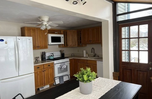 North East Casa | Spacious 5 BR Home w/ Hot Tub in Wine Country on Lake Erie