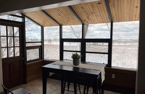 North East Casa | Spacious 5 BR Home w/ Hot Tub in Wine Country on Lake Erie