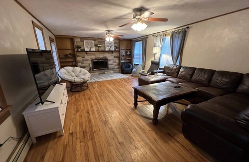 North East Casa | Spacious 5 BR Home w/ Hot Tub in Wine Country on Lake Erie