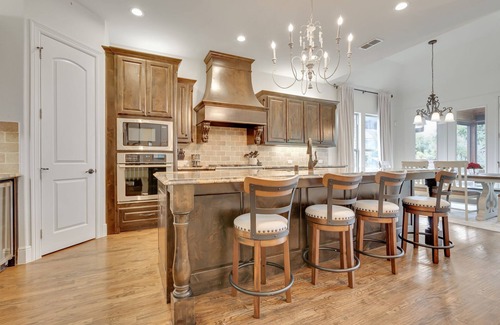 Flower Mound Casa | Spacious 5 br house sleeps 14 with lots of indoor and outdoor space.
