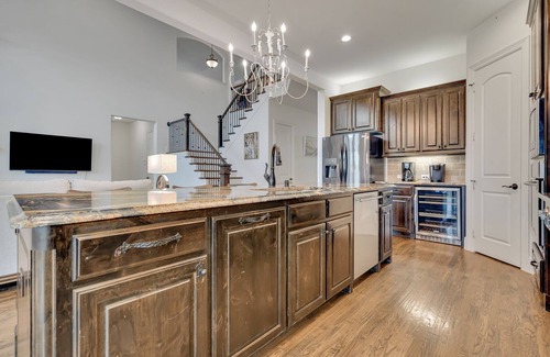 Flower Mound Casa | Spacious 5 br house sleeps 14 with lots of indoor and outdoor space.