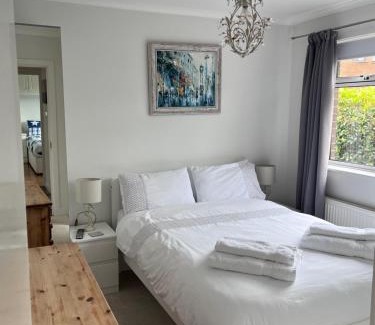 Lisburn Casa | Spacious 5 double bed bedroom bungalow near Belfast