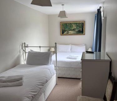 Lisburn Casa | Spacious 5 double bed bedroom bungalow near Belfast