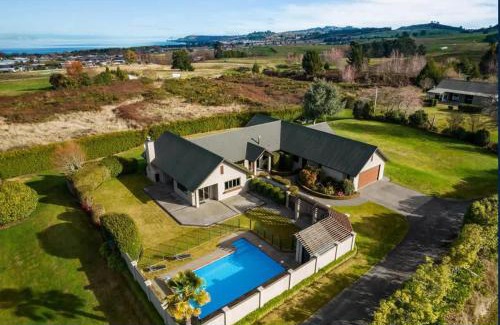 Nukuhau Casa | Spacious 5-Star Home with Pool
