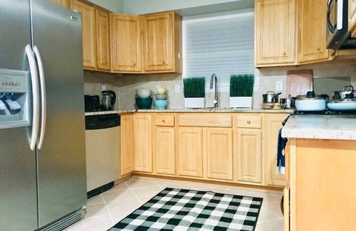 North Bergen Casa | Spacious 5BDR, 3.5BTH, with 2-car parking. Minutes to Manhattan and EWR Airport!