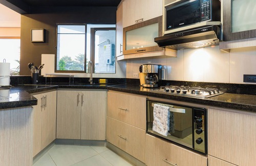 El Tesoro Casa | Spacious 5bed house with WiFi and AC in Poblado Medellin & Free Airport Pickup!
