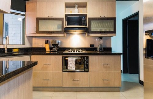 El Tesoro Casa | Spacious 5bed house with WiFi and AC in Poblado Medellin & Free Airport Pickup!