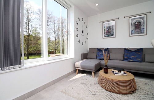Cathays Apartamento | Spacious 5BR Apartments with Private Courtyard