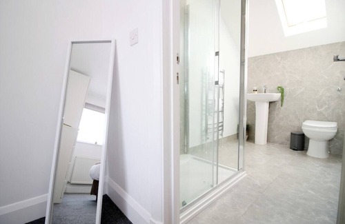 Cathays Apartamento | Spacious 5BR Apartments with Private Courtyard
