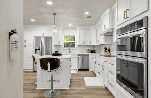 Lake Highlands Casa | Elegant 5BR Pool Villa in Lake Highlands Pets OK