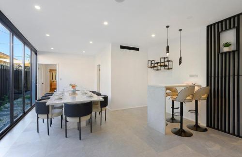 Kingsgrove Casa | Spacious 5BR Family Haven in Kingsgrove for 12ppl