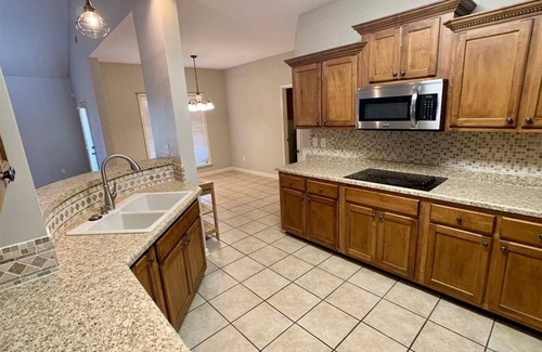 Arlington Casa | Spacious 5BR Family & Pet-Friendly Home 25 min to Downtown, Graceland & Shopping