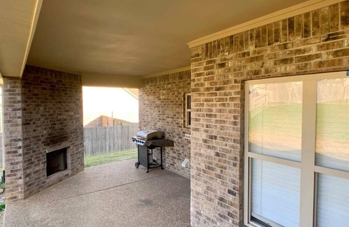 Arlington Casa | Spacious 5BR Family & Pet-Friendly Home 25 min to Downtown, Graceland & Shopping