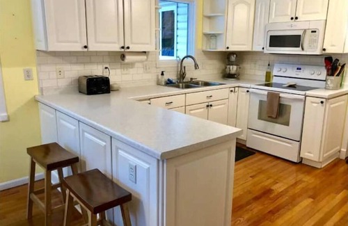 Blaine Casa | Spacious 5BR Family Retreat with Hot Tub, sleeps 14!
