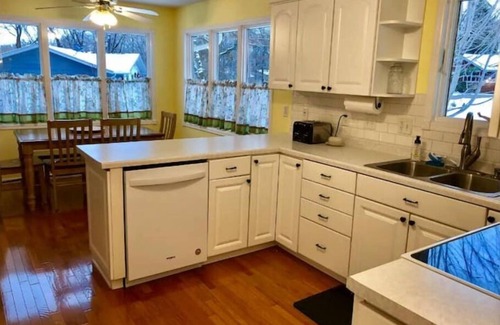 Blaine Casa | Spacious 5BR Family Retreat with Hot Tub, sleeps 14!