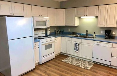 Blaine Casa | Spacious 5BR Family Retreat with Hot Tub, sleeps 14!