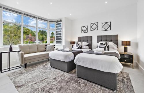 Luton Casa | Spacious 5BR for Work Crews Parking & WiFi