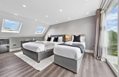 Luton Casa | Spacious 5BR for Work Crews Parking & WiFi