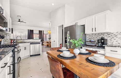 North Las Vegas Casa | Spacious 5BR House w/ Heated Pool + Jacuzzi