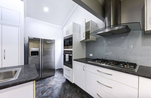 Springwood Casa | Spacious 5BR Retreat w/Balcony Near Hotspots