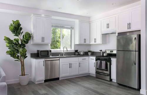 Mid City Casa | 5BR Designer Townhouse Parking + Prime Location