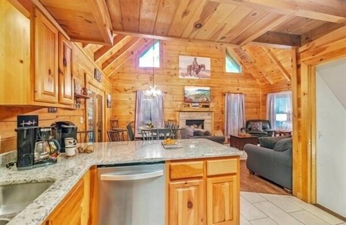 Pigeon Forge Cabina | Arcade, Hot Tub & PoolTbl | 5BR Near Pigeon Forge