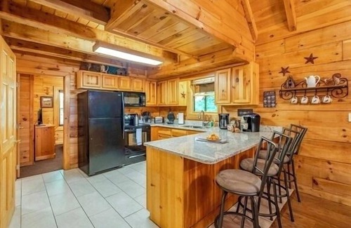 Pigeon Forge Cabina | Arcade, Hot Tub & PoolTbl | 5BR Near Pigeon Forge