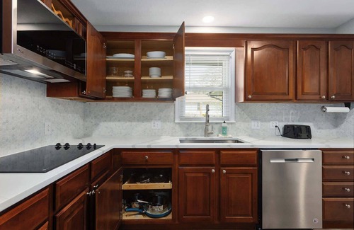Lenexa Casa | The Oak Den Remodeled Home Quiet King Beds!